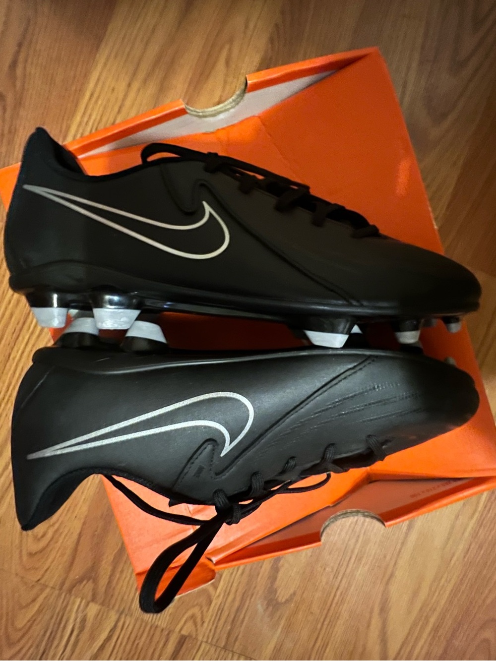 Nike Youth Soccer Cleats with Blue Lining - Black for kids size 5/5 brand new